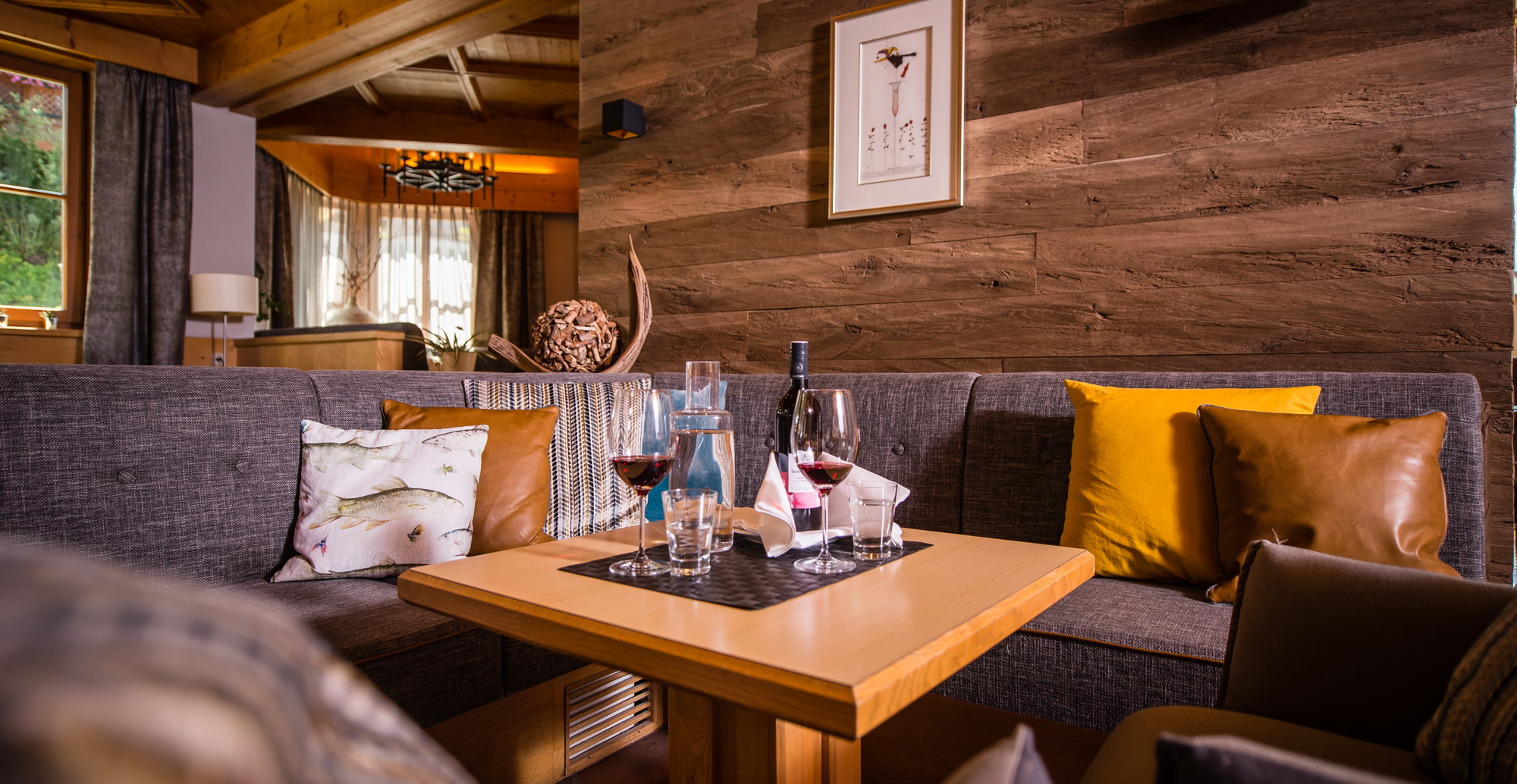 Genussvoll ein Glas Wein trinken an der Hotelbar oder in der Lounge