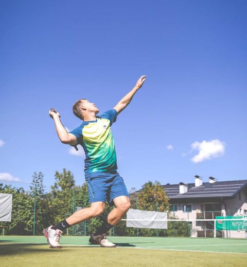 Tennis spielen am hauseigenen Fischteich
